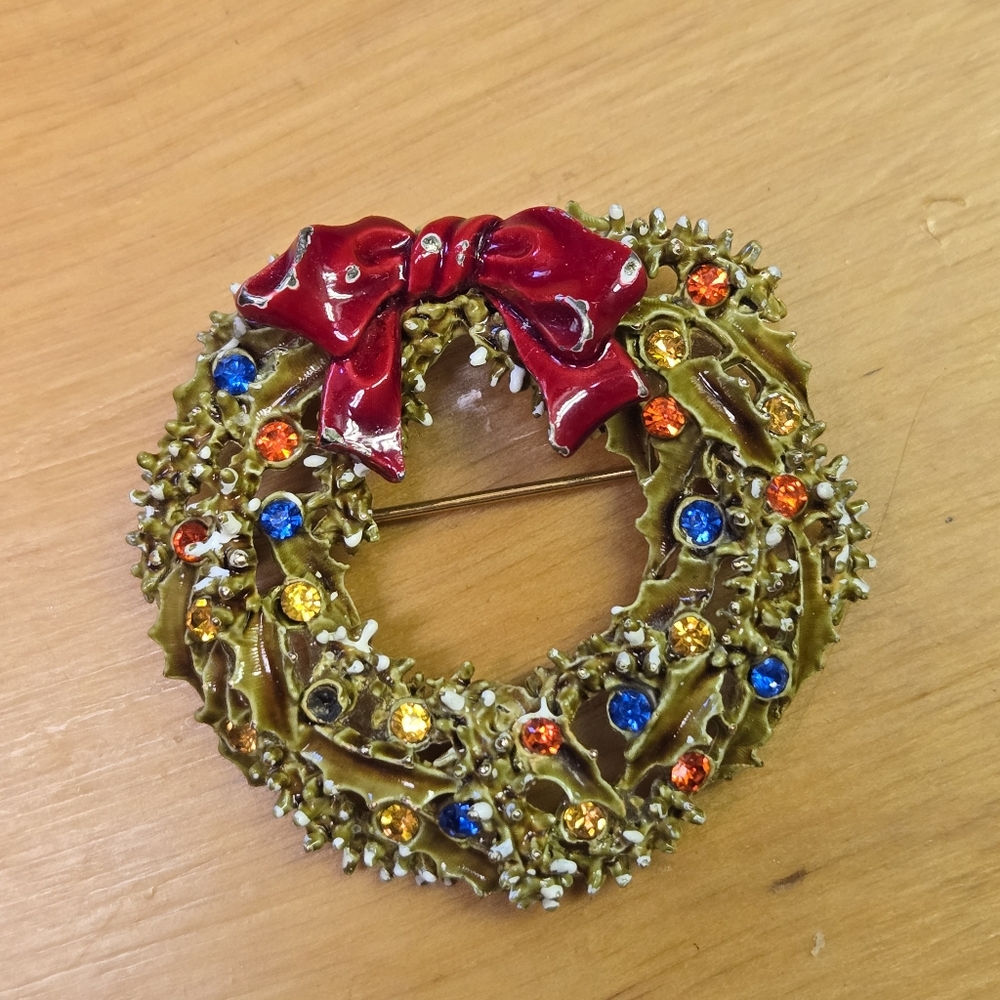 ART vintage Christmas wreath brooch